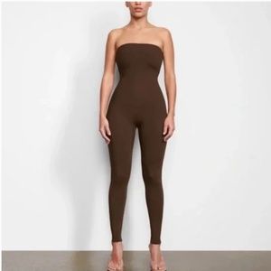 SKIMS NWT All-In-One Strapless Onesie in Cocoa
